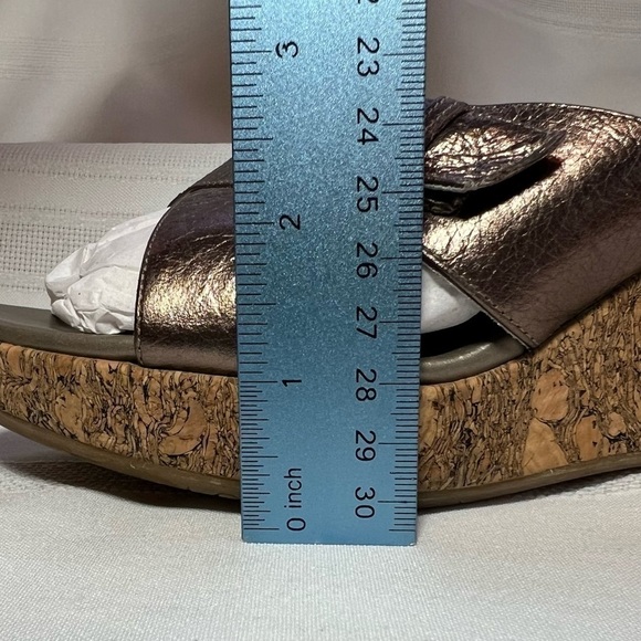 💥SALE💥 Brighton Metallic Bronze Italian‎ Leather Cork Platform Wedges Sz 7.5 EUC - Picture 13 of 13